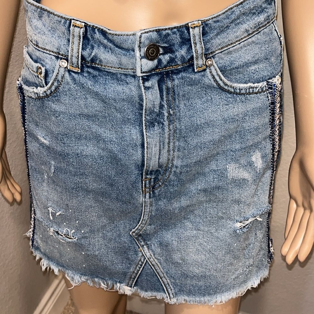 Free people destructed jean skirt 100% cotton.